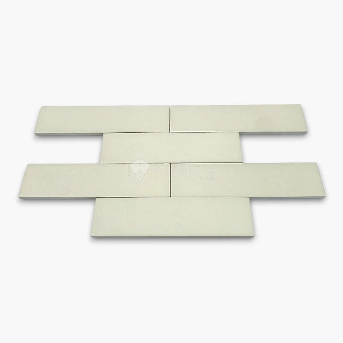 Rivestimento in gres porcellanato effetto mattoncino opaco 6x25 cm, collezione Volume Sage di Ceramica Rondine. Piastrelle verde salvia con posa a correre sfalsata per pareti di bagno e cucina.