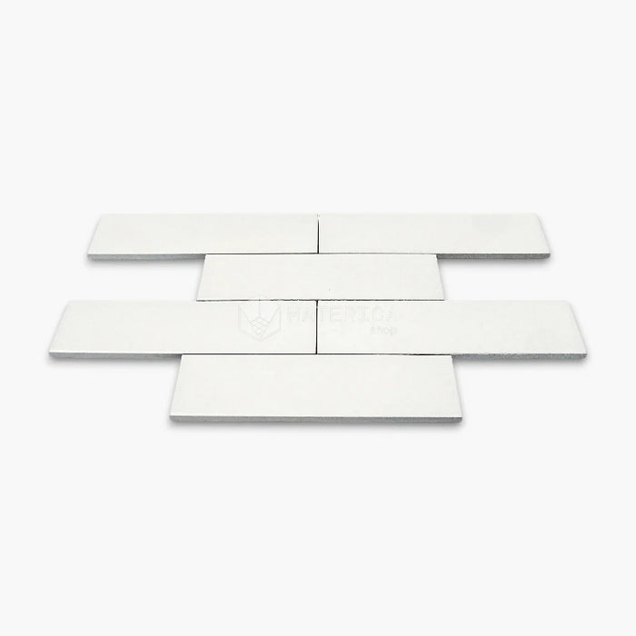 Rivestimento in gres porcellanato effetto mattoncino opaco 6x25 cm, collezione Volume White di Ceramica Rondine. Piastrelle bianche con posa a correre sfalsata per pareti di bagno e cucina.