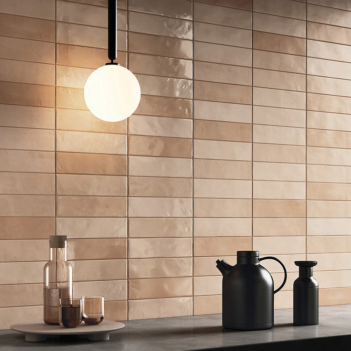 Muro cucina con rivestimento in gres porcellanato effetto mattoncino della collezione Soft di Ceramica Valsecchia, formato 7.5x30, colore Bronze Glossy