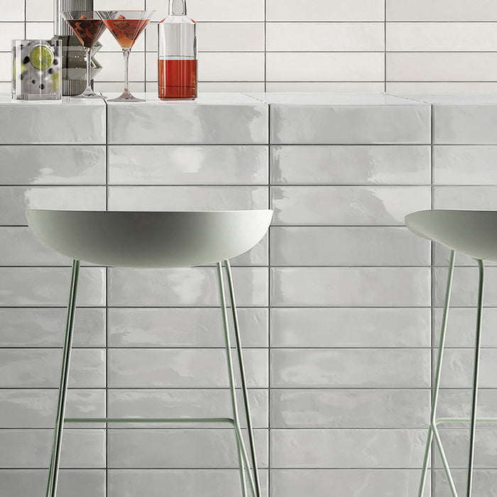 Dettaglio cucina con penisola e rivestimento in gres porcellanato effetto mattoncino della collezione Soft di Ceramica Valsecchia, formato 7.5x30, colore Grey Matt