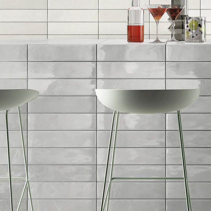 Dettaglio cucina con penisola e rivestimento in gres porcellanato effetto mattoncino della collezione Soft di Ceramica Valsecchia, formato 7.5x30, colore Grey glossy