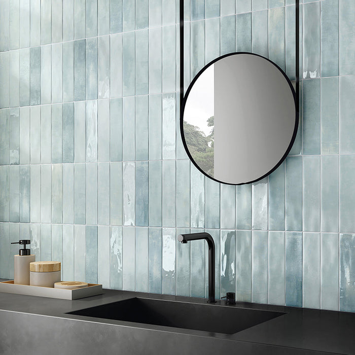 Bagno moderno con rivestimento in gres porcellanato effetto mattoncino della collezione Soft di Ceramica Valsecchia, formato 7.5x30, colore Sky Matt