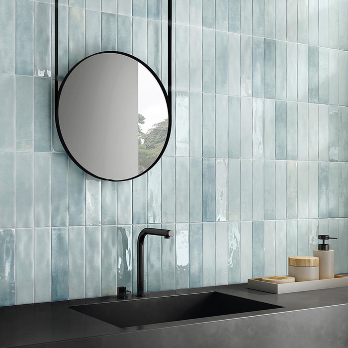 Bagno moderno con rivestimento in gres porcellanato effetto mattoncino della collezione Soft di Ceramica Valsecchia, formato 7.5x30, colore Sky Glossy