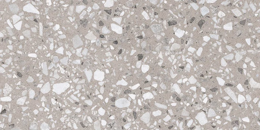 Dettaglio piastrella in gres porcellanato effetto graniglia e marmetta. Collezione Venexia di Alfalux, formato 30x60 cm, colore Cannaregio Tortora con marmette grigie e avorio