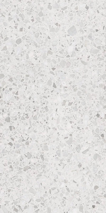 Dettaglio piastrella in gres porcellanato effetto graniglia e marmetta per esterni. Collezione Venexia di Alfalux, formato 60x120 cm, colore Rialto bianco con marmette grigie e avorio