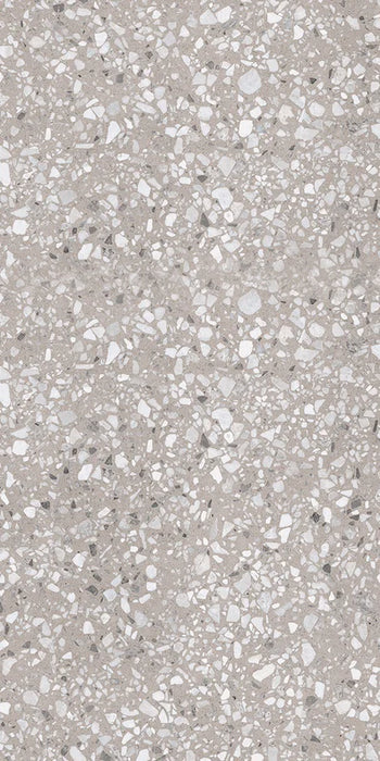 Dettaglio piastrella in gres porcellanato effetto graniglia e marmetta. Collezione Venexia di Alfalux, formato 60x120 cm, colore Cannaregio tortora con marmette avorio, grigie chiaro e scuro