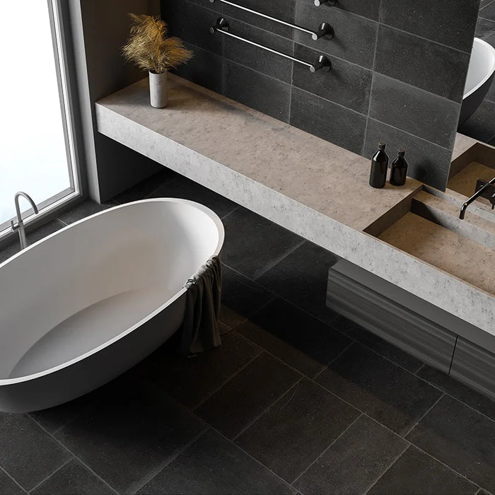 Bagno moderno con pavimento Vulcania di Savoia Italia in gres porcellanato effetto pietra 60x60 cm con bordo irregolare anticato per pavimenti rustici