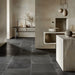 Bagno minimal moderno con pavimento Vulcania di Savoia Italia in gres porcellanato effetto pietra 40x60 cm con bordo irregolare anticato per pavimenti rustici