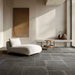 Living moderno minimal con pavimento Vulcania di Savoia Italia in gres porcellanato effetto pietra 60x60 cm con bordo irregolare anticato per pavimenti rustici