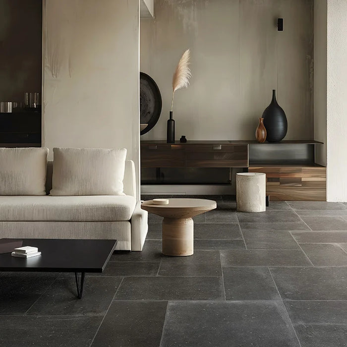Salotto minimal moderno con pavimento Vulcania di Savoia Italia in gres porcellanato effetto pietra 30x60 cm con bordo irregolare anticato per pavimenti rustici