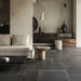Salotto minimal moderno con pavimento Vulcania di Savoia Italia in gres porcellanato effetto pietra 30x60 cm con bordo irregolare anticato per pavimenti rustici