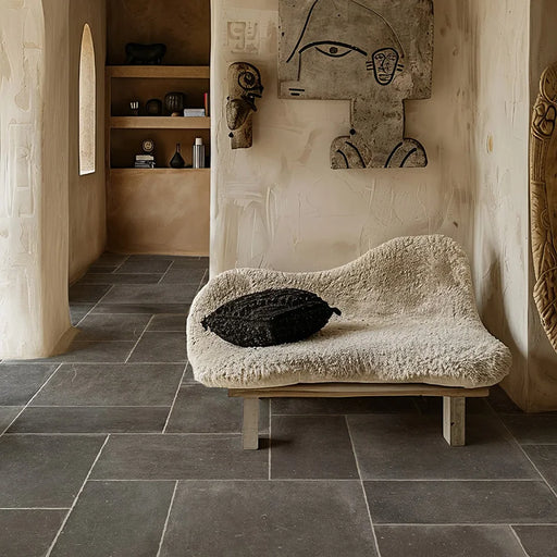 Living rustico moderno con pavimento Vulcania di Savoia Italia in gres porcellanato effetto pietra 30x60 cm con bordo irregolare anticato per pavimenti rustici