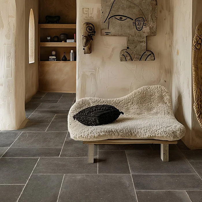 Living rustico moderno con pavimento Vulcania di Savoia Italia in gres porcellanato effetto pietra 30x60 cm con bordo irregolare anticato per pavimenti rustici