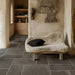 Living rustico moderno con pavimento Vulcania di Savoia Italia in gres porcellanato effetto pietra 30x60 cm con bordo irregolare anticato per pavimenti rustici