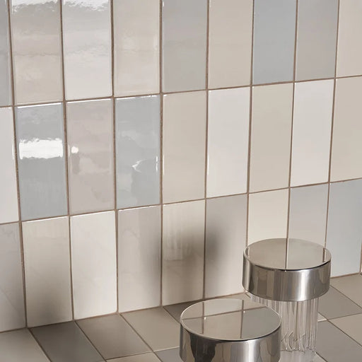 Dettaglio rivestimento in gres serie Cosmo di 41zero42, effetto mattoncino lucido, formato 6x15 cm, Colore Brick Lux Grigio