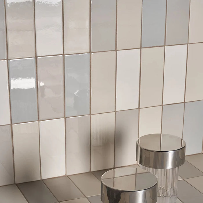 Dettaglio rivestimento in gres serie Cosmo di 41zero42, effetto mattoncino lucido, formato 6x15 cm, Colore Brick Lux Grigio