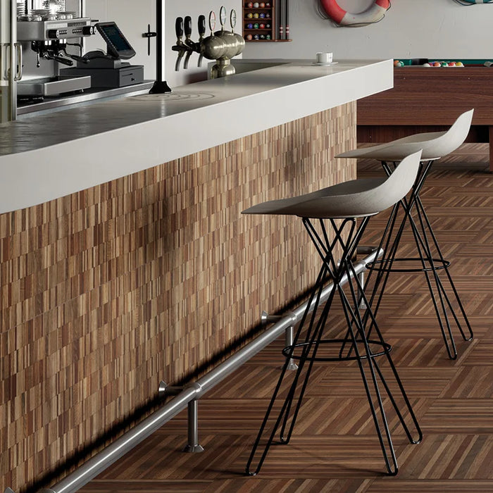 Bancone con rivestimento in gres porcellanato effetto parquet a listellini 15,7x97 cm della collezione Wooddesign, colore Cherry, di Ceramica Settecento