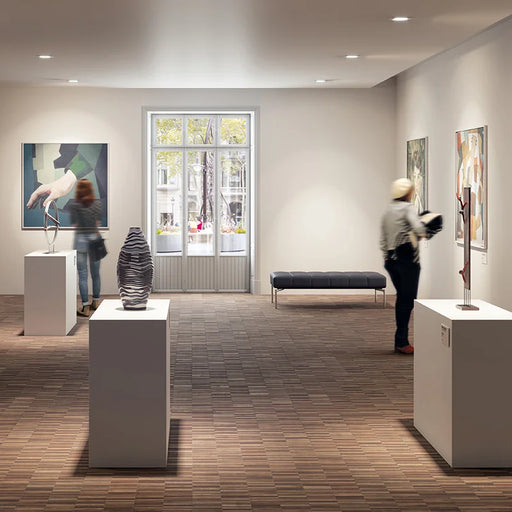 Museo con pavimento in gres porcellanato effetto parquet a listellini 15,7x97 cm della collezione Wooddesign, colore Cherry, di Ceramica Settecento