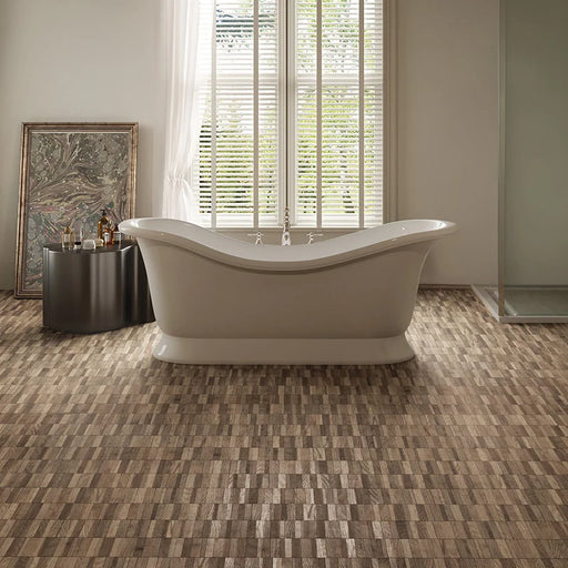 Bagno con pavimento in gres porcellanato effetto parquet a listellini 15,7x97 cm della collezione Wooddesign, colore Deck, di Ceramica Settecento