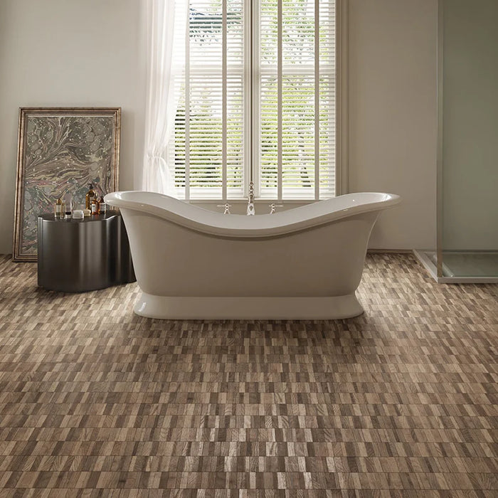 Bagno con pavimento in gres porcellanato effetto parquet a listellini 15,7x97 cm della collezione Wooddesign, colore Deck, di Ceramica Settecento