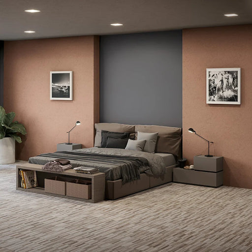 Camera da letto con pavimento in gres porcellanato effetto parquet a listellini 15,7x97 cm della collezione Wooddesign, colore Nougat, di Ceramica Settecento