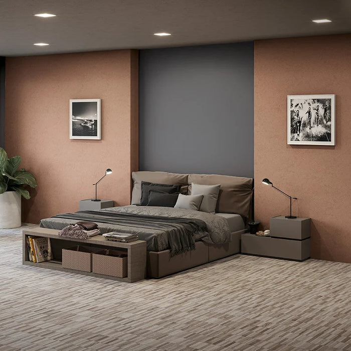 Camera da letto con pavimento in gres porcellanato effetto parquet a listellini 15,7x97 cm della collezione Wooddesign, colore Nougat, di Ceramica Settecento