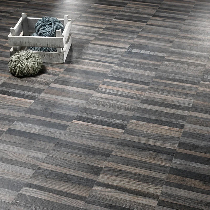 Pavimento in gres porcellanato effetto parquet a listellini 15,7x97 cm della collezione Wooddesign, colore Smoke, di Ceramica Settecento