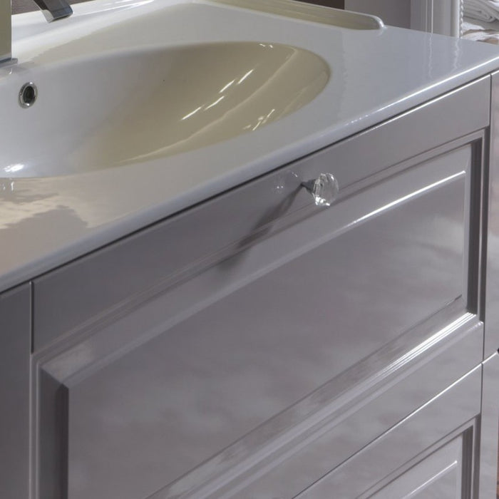 vista dell' anta a telaio dipica dei mobili da bagno classici della serie Dorian e del pomello in cristallo