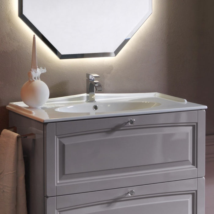 vistas del cassetto con anta a telaio e pomello in cristallo, consolle lavabo con bordine in stile classico