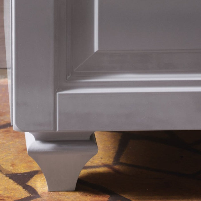 dettaglio dei piedi in legno caratteristici del mobile da bagno in stile classico della serie Doria. Anta a telaio lavorata in legno massello. 