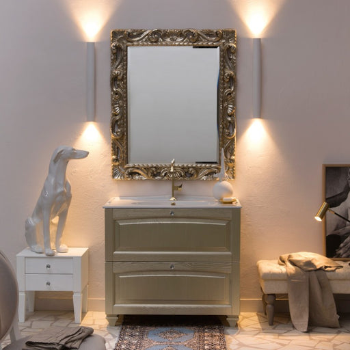 mobile da bagno classico elegante e raffinato, in finitura dorata con ante a telaio, piedi lavorati, lavabo in ceramica bianca lucida e specchio intarsiato in finitura dorata