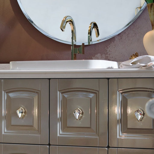 dettagli della composizione mobile bagno Dorian 12 con top in marmo lavorato con alzatina, lavabo a incasso soprapiano in ceramica bianca. Base con 8 vani con ante a telaio lavorate con pomoli modello swarowsky