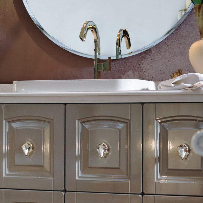 dettagli della composizione mobile bagno Dorian 12 con top in marmo lavorato con alzatina, lavabo a incasso soprapiano in ceramica bianca. Base con 8 vani con ante a telaio lavorate con pomoli modello swarowsky