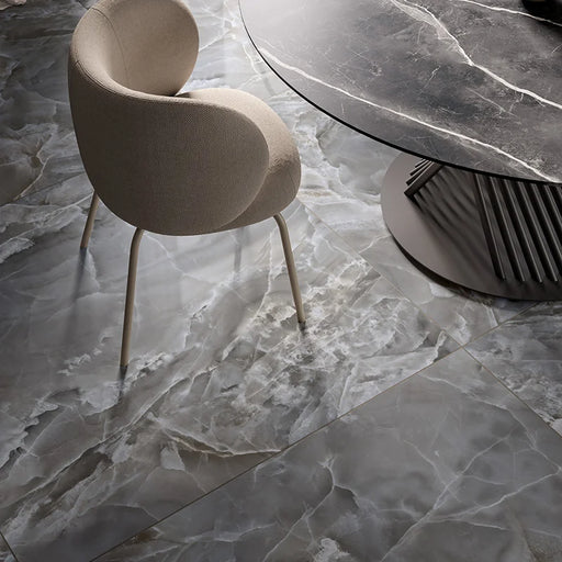 Dettaglio pavimento in gres porcellanato effetto marmo opaco della collezione Alabastri di Casalgrande, formato 120x120 cm, colore Black