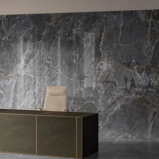 Ufficio con rivestimento in gres porcellanato effetto marmo lucido della collezione Alabastri di Casalgrande, formato 90x180 cm, colore Black