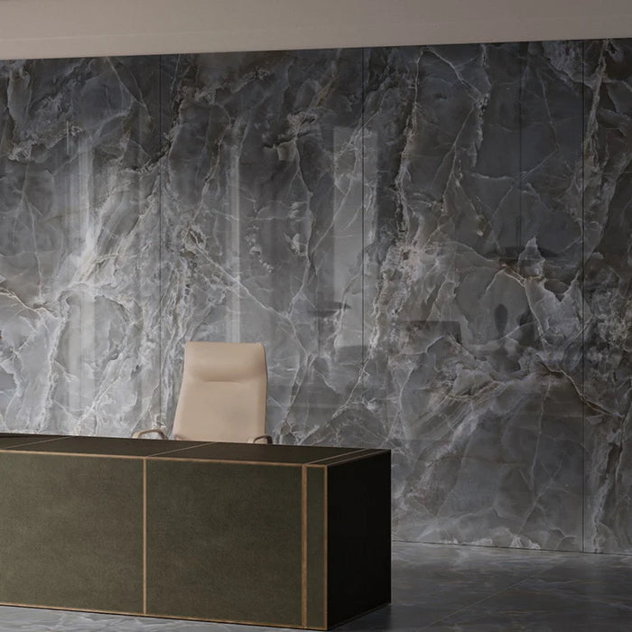 Ufficio con rivestimento in gres porcellanato effetto marmo lucido della collezione Alabastri di Casalgrande, formato 90x180 cm, colore Black