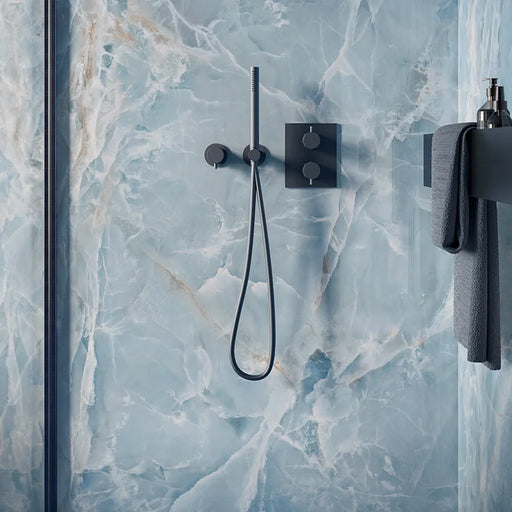 Dettaglio doccia con rivestimento in gres porcellanato effetto marmo lucido della collezione Alabastri di Casalgrande, formato 60x120 cm, colore Blue