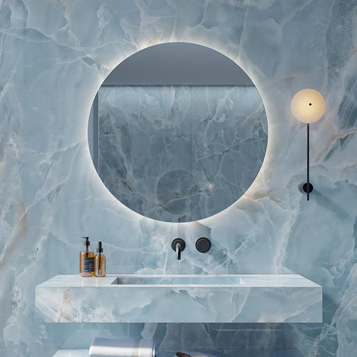 Dettaglio bagno con rivestimento in gres porcellanato effetto marmo opaco della collezione Alabastri di Casalgrande, formato 60x120 cm, colore Blue