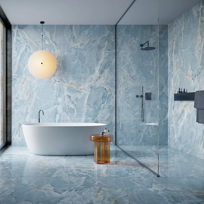 Bagno moderno con pavimento in gres porcellanato effetto marmo lucido della collezione Alabastri di Casalgrande, formato 120x120 cm, colore Blue