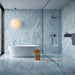 Bagno moderno con pavimento in gres porcellanato effetto marmo lucido della collezione Alabastri di Casalgrande, formato 120x120 cm, colore Blue