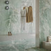 Dettaglio negozio con pavimento e rivestimento in gres porcellanato effetto marmo opaco della collezione Alabastri di Casalgrande, formato 60x120 cm, colore Green