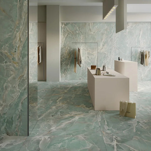 Negozio con pavimento e rivestimento in gres porcellanato effetto marmo opaco della collezione Alabastri di Casalgrande, formato 120x120 cm, colore Green