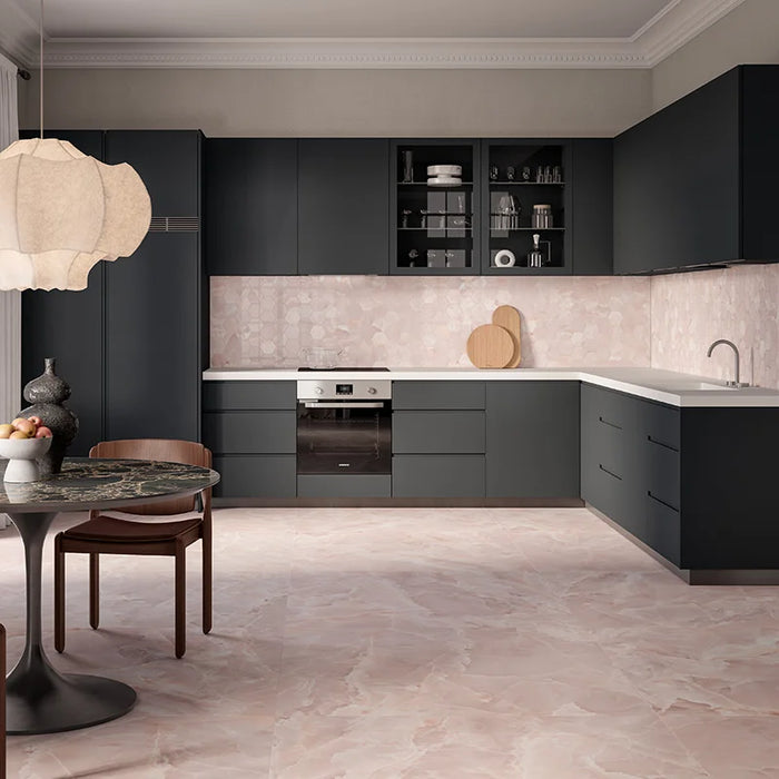 Cucina con pavimento in gres porcellanato effetto marmo opaco della collezione Alabastri di Casalgrande, formato 120x120 cm, colore Pink