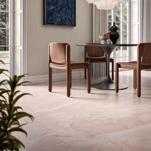 Dettaglio pavimento in gres porcellanato effetto marmo opaco della collezione Alabastri di Casalgrande, formato 60x120 cm, colore Pink