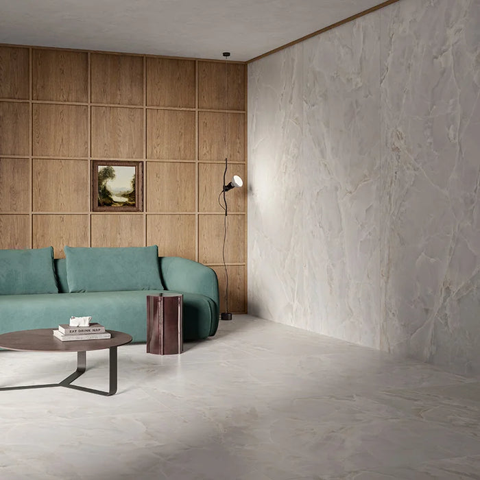 Salotto con pavimento in gres porcellanato effetto marmo opaco della collezione Alabastri di Casalgrande, formato 120x120 cm, colore White