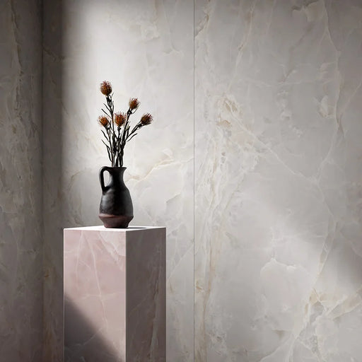 Dettaglio rivestimento in gres porcellanato effetto marmo opaco della collezione Alabastri di Casalgrande, formato 60x120 cm, colore White