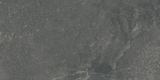 Dettaglio piastrella in gres porcellanato effetto pietra naturale per esterni della Collezione Amazzonia, formato 45x90 rettificato, colore Dragon Black