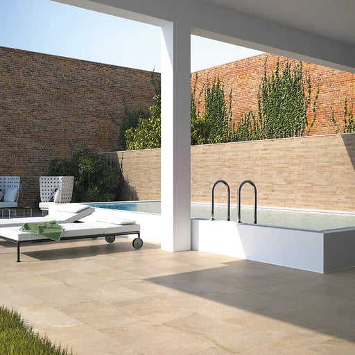 Giardino con piscina e pavimento in gres porcellanato effetto pietra naturale per esterni della Collezione Amazzonia, formato 30x60, colore Dragon Beige