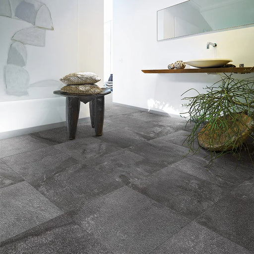 Dettaglio piastrella in gres porcellanato effetto pietra naturale quarzite della Collezione Amazzonia, formato quadrato rettificato, colore Dragon Black