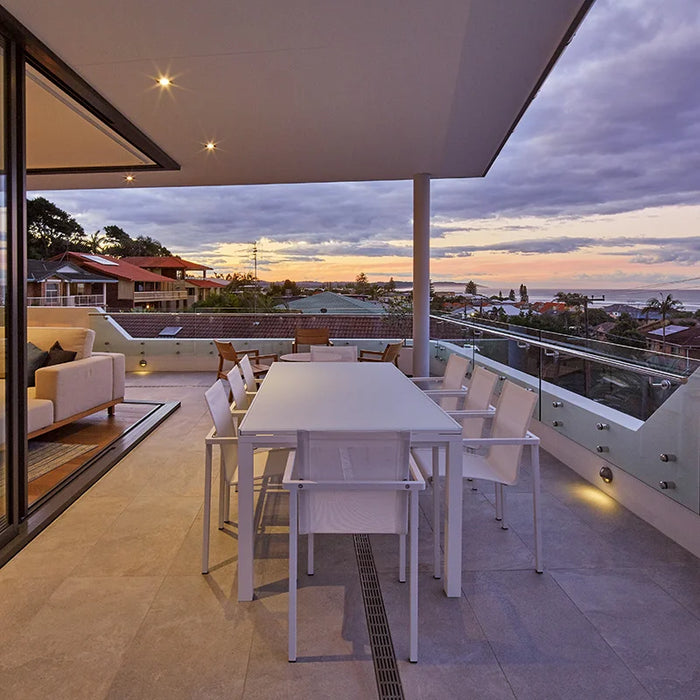 terrazzo moderno con pavimento in gres porcellanato effetto pietra naturale per esterni della Collezione Amazzonia, formato 45x90 rettificato, colore Dragon Green